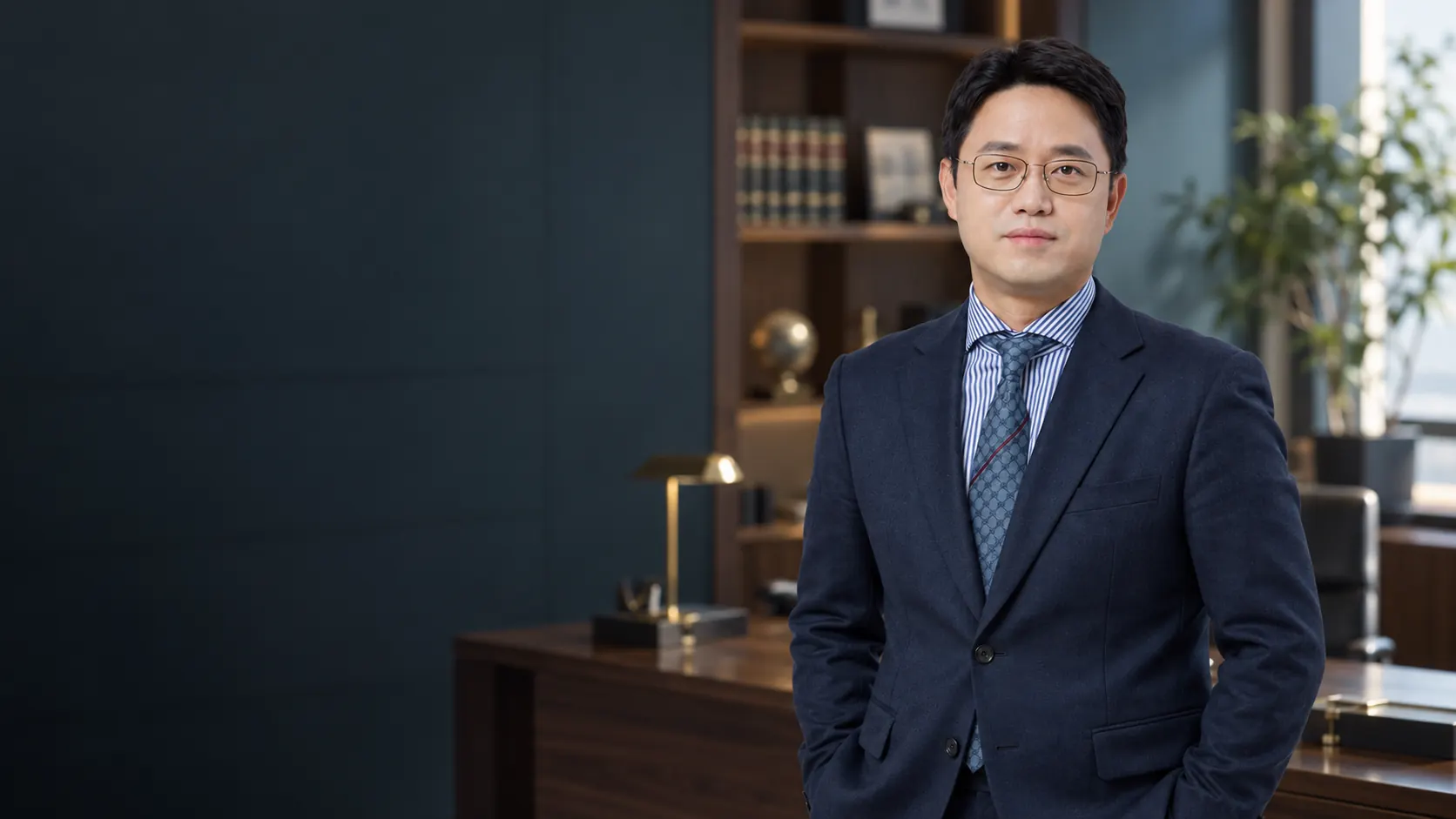 사무실에서 정면을 바라보는 이효재 변호사